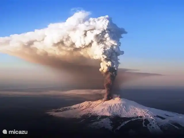 Casa Bedda Acitrezza huren in Italië, Sicilië, Acitrezza - appartement De Etna, 3300 m, de actiefste vulkaan van Europa. Hoogtepunt van uw vakantie, per jeep of te voet!  U kunt bij ons boeken voor een off road jeep-excursie met Engelstalige bevlogen, locale gidsen, die echt alles weten over de Etna en haar uitbarstingen en u meenemen naar de mooiste plekken.