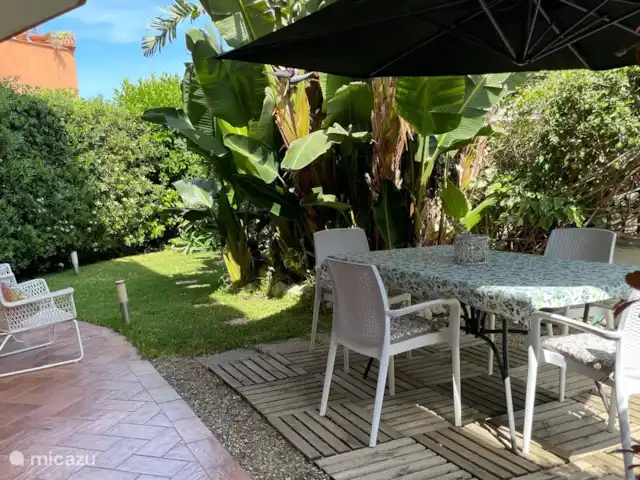 Casa Bedda Acitrezza huren in Italië, Sicilië, Acitrezza - appartement De langgerekte tuin van ca 22m2, lekker ontbijten in de zon of onder de parasol. Hier hoort u de vogeltjes fluiten, zeer rustige en veilige omgeving. Eigen parkeeplaats afgesloten met een hek.
