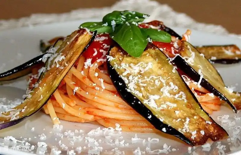 Sizilianische Küche, bezaubernd und überraschend! Schöne Restaurants und andere Tipps, wo, was zu essen, finden Sie in der Information zu finden.