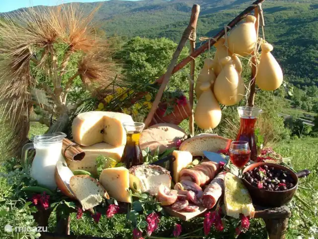 Casa Bedda Acitrezza huren in Italië, Sicilië, Acitrezza - appartement De antipasti, van olijven tot salami...en provelone kaas. Deze verse produkten oa te koop in de goede supermarkt op loopafstand van la casa en op de markt in Catania. Heerlijk genieten met een lekker Siciliaans wijntje erbij, die klaar staat bij uw aankomst!