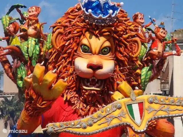Casa Bedda Acitrezza huren in Italië, Sicilië, Acitrezza - appartement Het Carneval van Acireale, in februari. Versierde wagens met vaak politieke uitingen. Veel speciale zoete lekkernijen en de kinderen mooi verkleed.