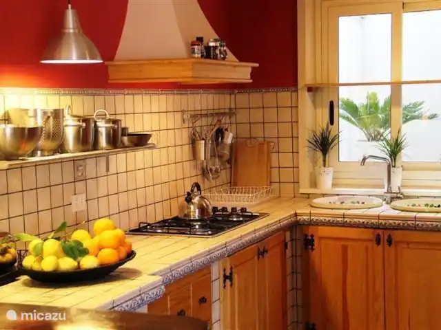 Casa Bedda Acitrezza huren in Italië, Sicilië, Acitrezza - appartement De gezellige, open keuken voorzien van alle comfort o.a magnetron en Nespresso.