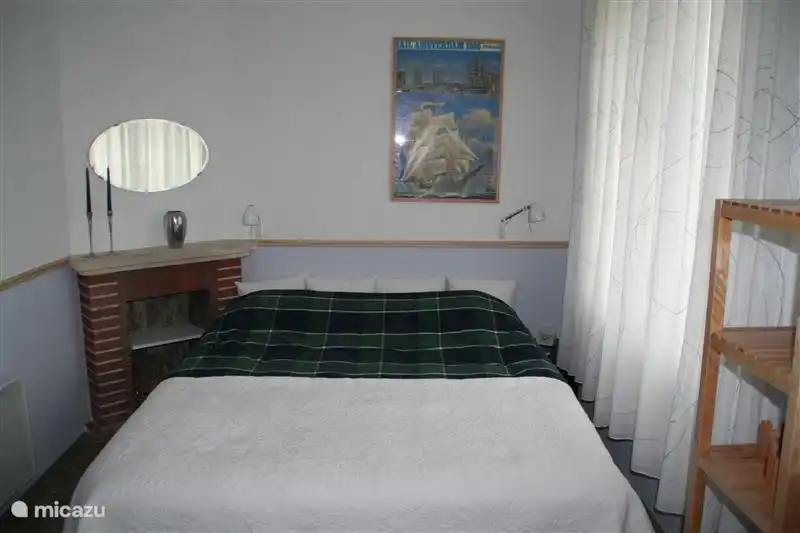 Schlafzimmer 1: Doppelbett Schlafzimmer im Erdgeschoss, mit Waschbecken, dreitürigen Kleiderschrank und Meer