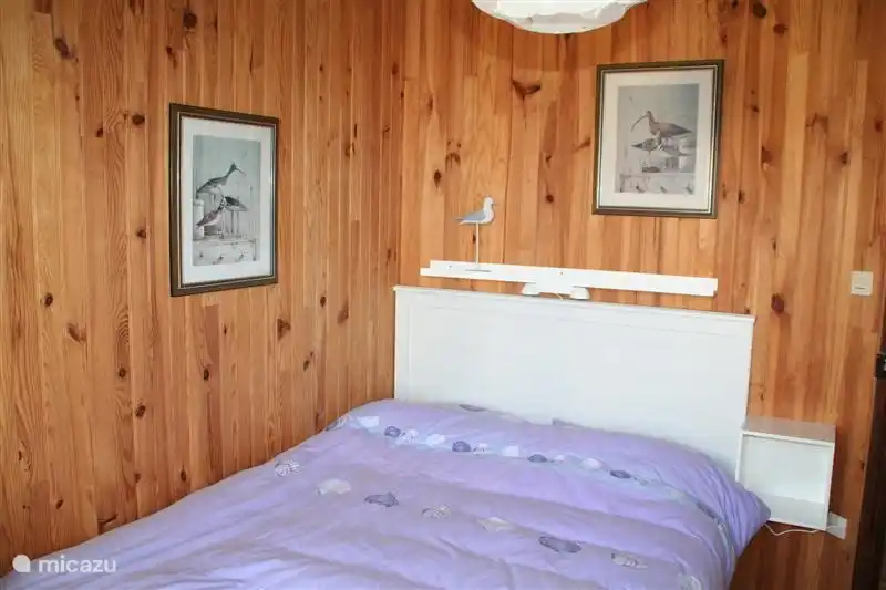 Schlafzimmer 2: Doppelbett Schlafzimmer mit zwei türigen Kleiderschrank, Kommode und Meer