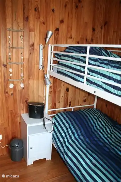 3 Schlafzimmer mit Etagenbett, Kommode und Meer