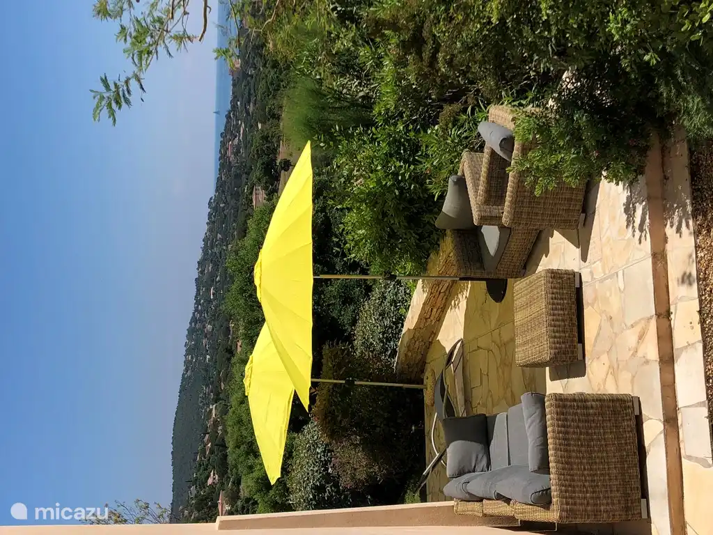 Seitliche Terrasse mit Meerblick