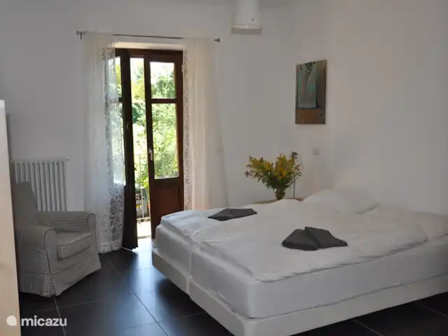 Casa Ochetto 2-10 personnes | Italie, Piémont, Castellino Tanaro - appartement Toutes les chambres sont d'un blanc frais et disposent de 2 lits simples avec sommier à ressorts. Toutes les chambres, sauf une, ont leur propre salle de bain. La plupart des chambres ont des portes-fenêtres et un coin salon.