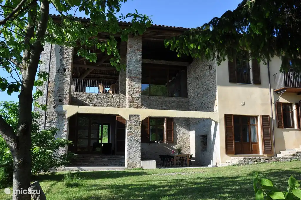 The left part of the house has two living rooms above  eachother. Piantorre (downstairs) has a large covered terrace. Il Monte (above) has a lovely large balcony with stunning views.