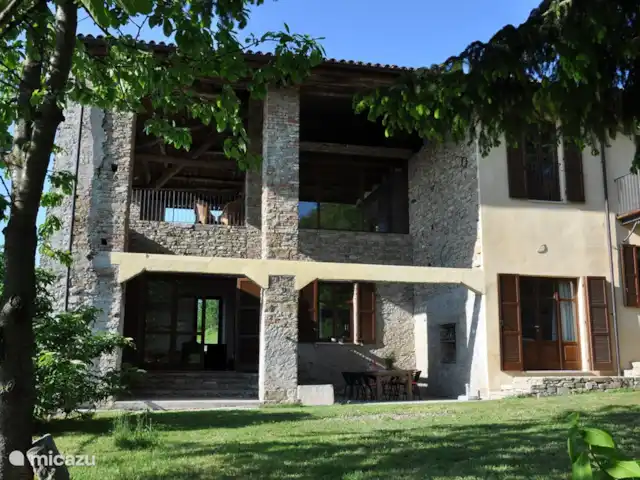 Casa Ochetto 2-10 personnes | Italie, Piémont, Castellino Tanaro - appartement La partie gauche de la maison avec les deux salons superposés. Piantorre (en bas) dispose d'une grande terrasse extérieure couverte. Monte (à l'étage) a un balcon/terrasse merveilleusement grand avec une belle vue. Ici, vous pouvez profiter d'une belle soirée d'été jusqu'à des heures tardives.