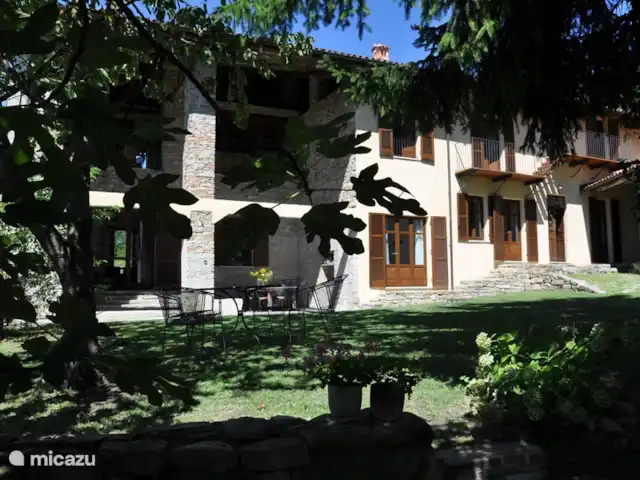 Casa Ochetto 2-10 personnes | Italie, Piémont, Castellino Tanaro - appartement La maison de la cour. Le jardin dispose de plusieurs coins salons et de deux grandes tables à manger, traditionnelles en Italie, où vous pouvez facilement vous asseoir avec 12 personnes.
