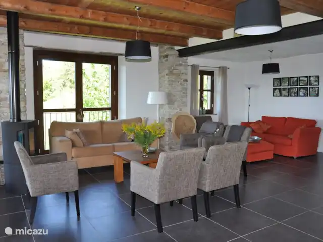 Casa Ochetto 2-10 personnes | Italie, Piémont, Castellino Tanaro - appartement Salon Monte (premier étage) avec divers coins salons et de grandes portes coulissantes donnant sur un balcon merveilleusement grand.