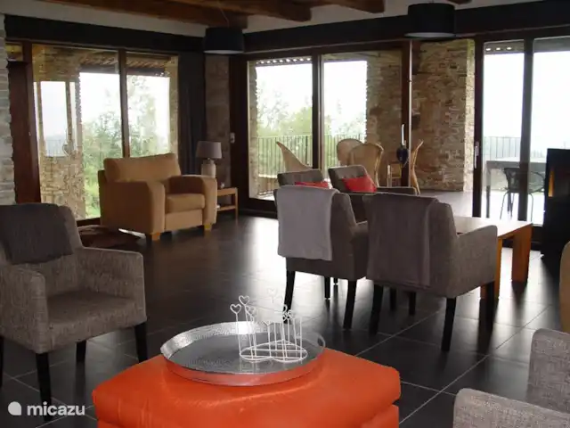Casa Ochetto 2-10 personnes | Italie, Piémont, Castellino Tanaro - appartement Salon premier étage. Au fond la terrasse communicante.
Il y a une salle à manger séparée dans le salon.