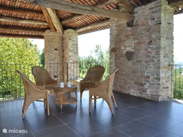Casa Ochetto 2-10 personnes | Italie, Piémont, Castellino Tanaro - appartement Le grand balcon à l'étage avec des sièges et une grande table à manger.