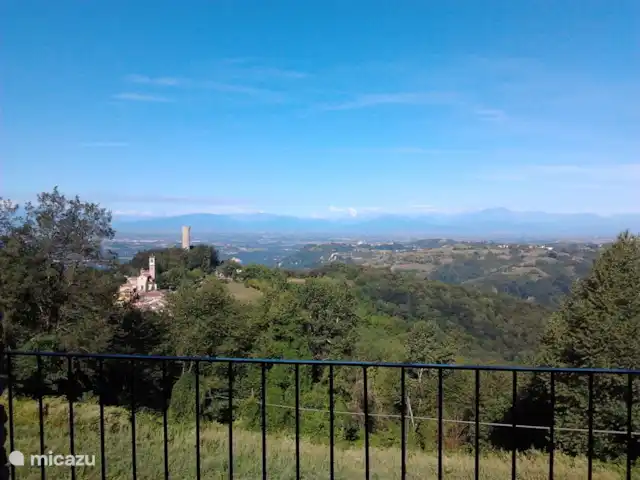 Casa Ochetto 2-10 personnes | Italie, Piémont, Castellino Tanaro - appartement Vue depuis la terrasse sur Castellino Tanaro avec sa tour de guet et les Alpes franco-italiennes.