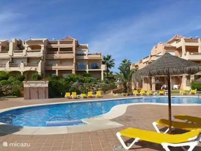 Résidence La Joya | Espagne, Costa del Sol, Mijas Costa - appartement 1 des 2 piscines avec transats et parasols.