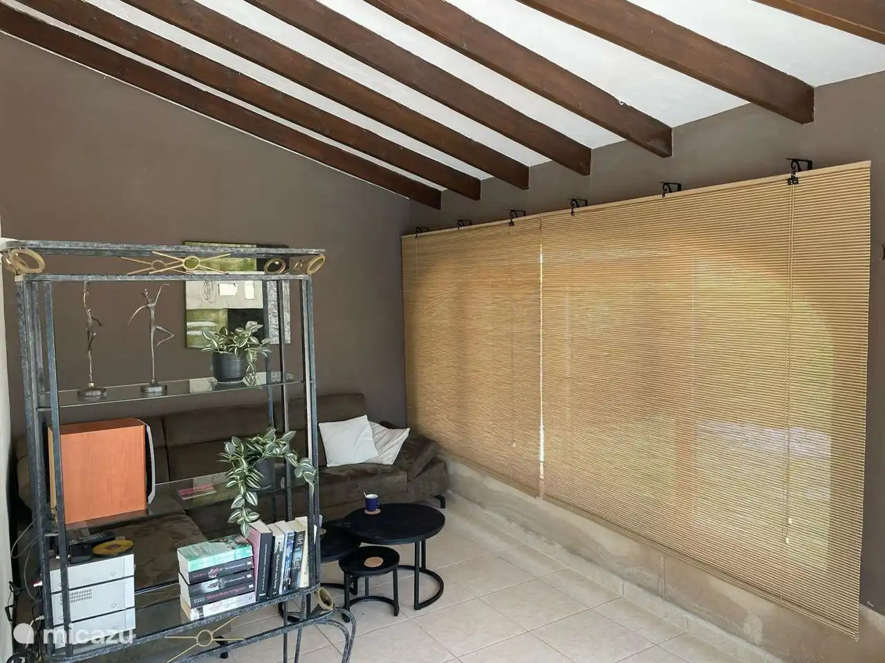 Wenn das Wetter nicht so gut mitspielt, ist die Naya ein toller Ort für ein gutes Buch oder gute Musik. Gartenblick und bequemes Sofa