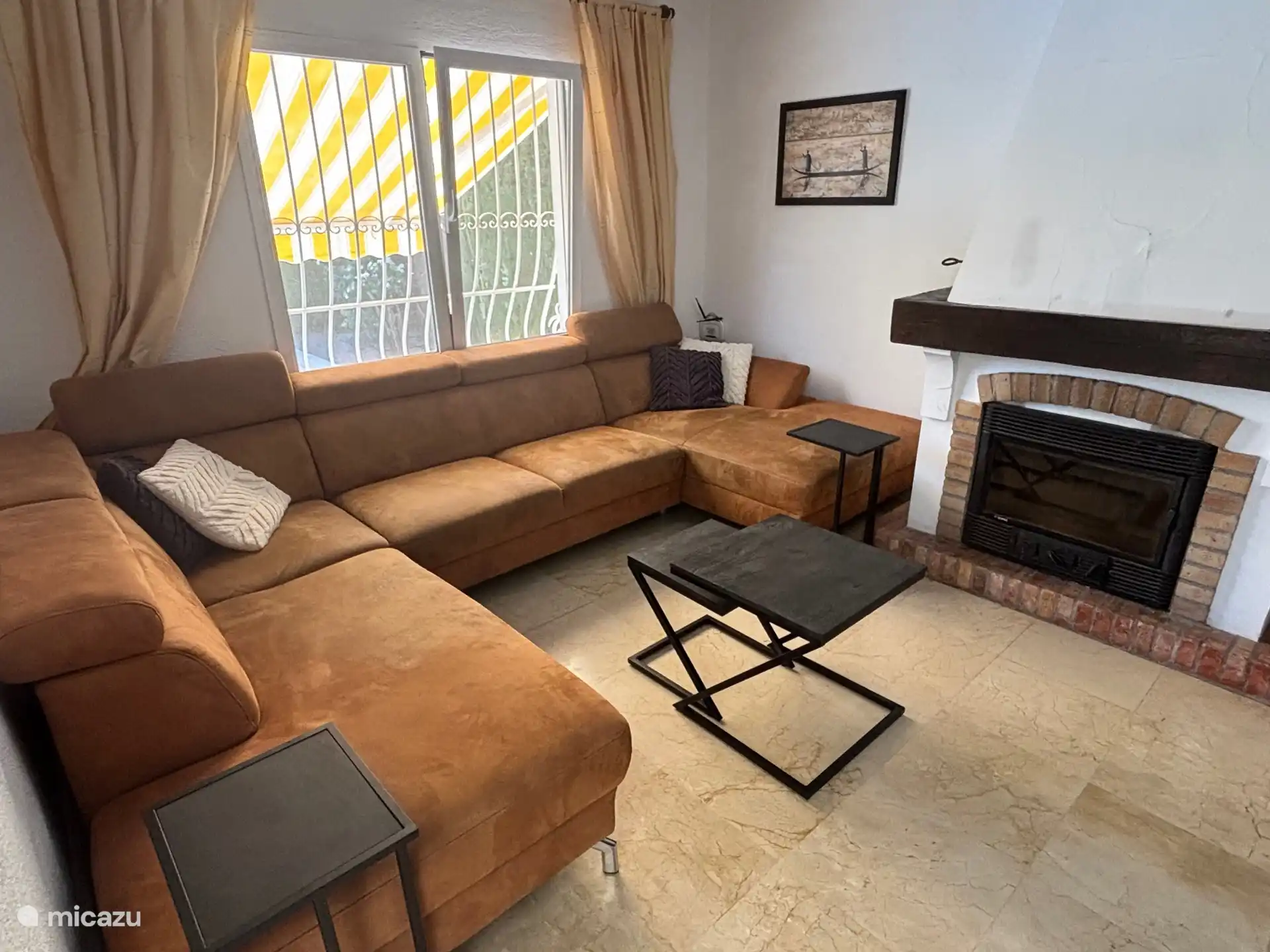 Die Klimaanlage im Wohnzimmer sorgt für Kühle in den Sommermonaten und eine angenehme Temperatur im Winter... Für den Winter gibt es eine gut funktionierende Feuerstelle 