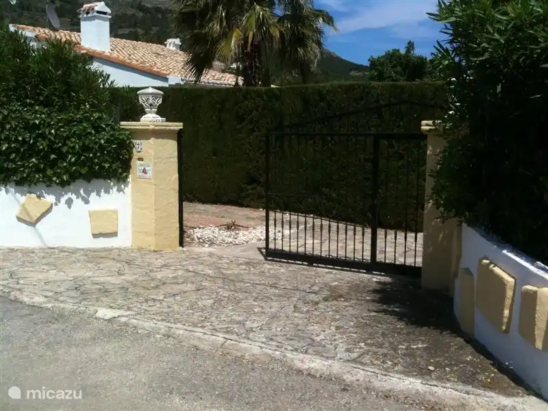 Angesichts der Eingang von der Straße.