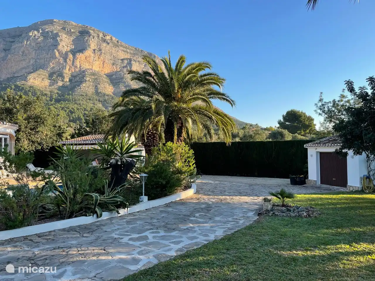 der Zugangsweg auf dem Grundstück: rechts ist die Garage zu sehen, links das Haus