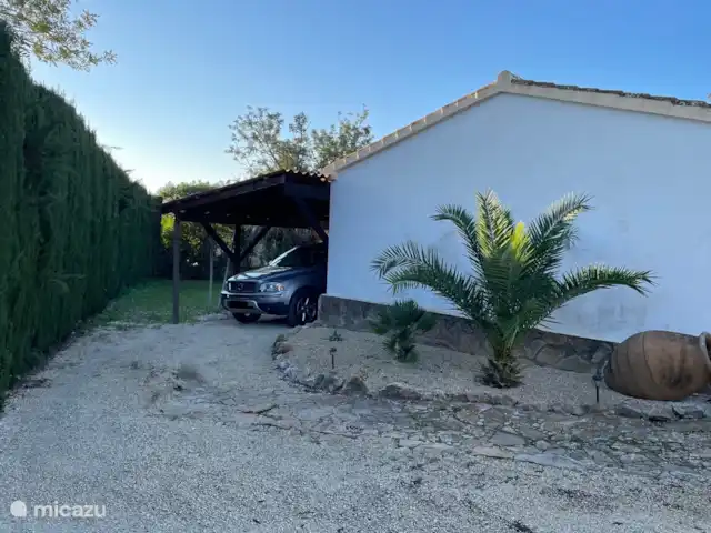 Villa Guillermo | Espagne, Costa Blanca, Jávea - villa derrière le garage un endroit frais à l'ombre pour garer la voiture