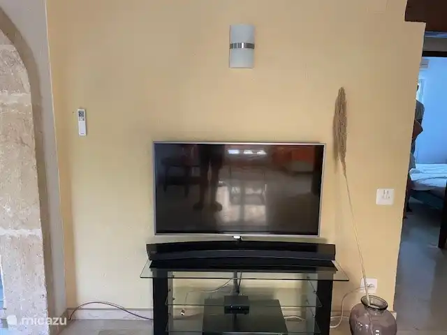 Fernseher im Wohnzimmer mit NL Ziet und Soundbar mit Bluetooth für die Verbindung mit allen Arten von Geräten