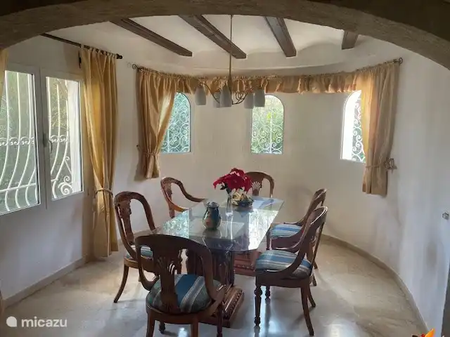 Das Esszimmer ist schön hell und geräumig und befindet sich in der Nähe der Küche, so dass alle Notwendigkeiten in Reichweite sind.