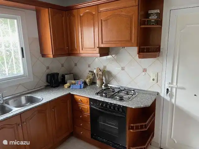 Die Küche ist komplett ausgestattet, praktisch eingerichtet und leicht sauber zu halten. Ein geräumiger Kühlschrank mit drei Gefrierschubladen darunter.