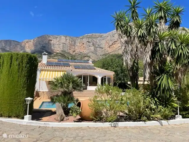 wunderschön mit dem Berg Montgó im Hintergrund, Vorderansicht der Villa. Die Sonnenkollektoren sind auf dem Dach sichtbar.