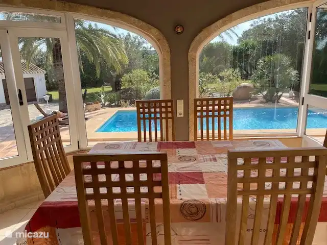 Ein zweiter Essbereich wurde in der Naya platziert: ein wunderbarer Ort zum Frühstücken: Blick auf den Garten (mit Swimmingpool) und nach Südosten ausgerichtet, so dass Sie in der Morgensonne sitzen können.