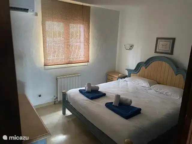 Eines von insgesamt drei Schlafzimmern, alle mit Klimaanlage