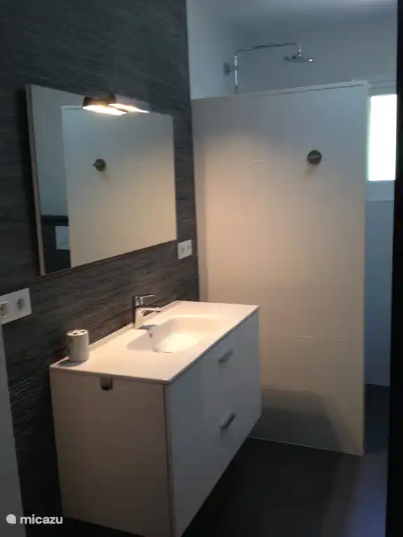 Im geräumigen Badezimmer (eines der beiden Badezimmer) finden Sie Waschtisch, geräumige ebenerdige Dusche...