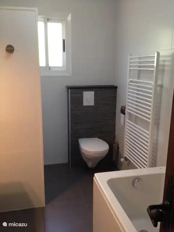 ... hängende Toilette und eine Badewanne (praktisch für kleine Kinder!)
Das zweite Badezimmer ist im gleichen Stil gehalten, mit Waschtisch, Dusche und WC 