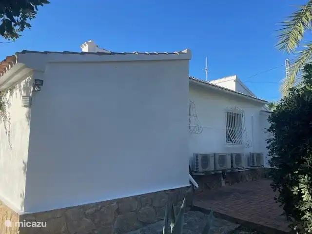 Die Klimaanlagen sind auf der Rückseite des Hauses sichtbar