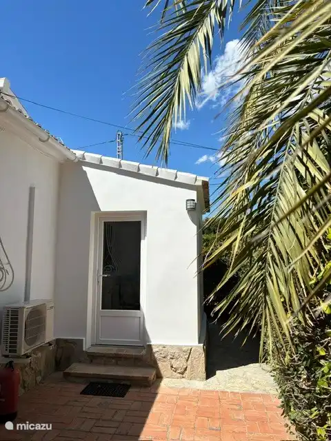 Auf der Rückseite der neue Anbau mit Zugang zum Haus