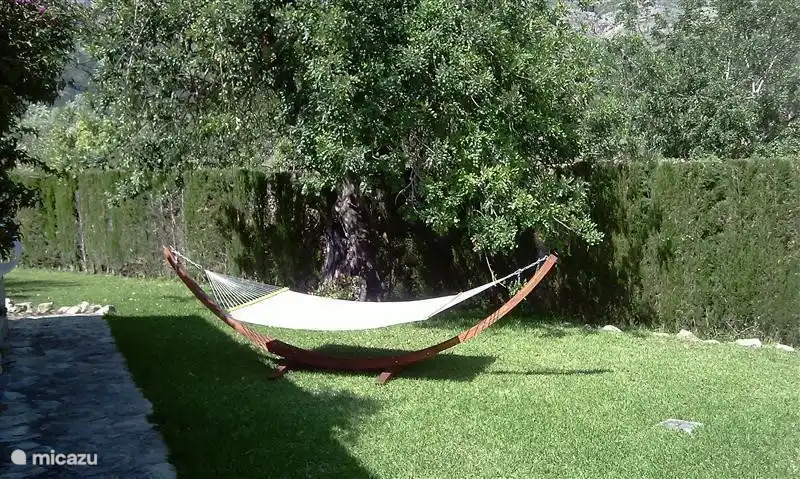 Das Haus befindet sich auf dem Grundstück befindet. So allseitig Garten und viel Platz zum sitzen, gibt es immer irgendwo Schatten oder Sonne.