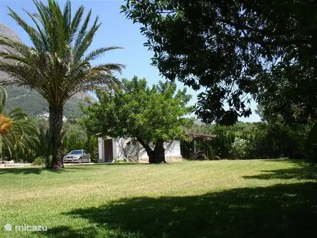 Villa Guillermo | Espagne, Costa Blanca, Jávea - villa Jardin avec vue sur le parking, avec une place de parking couverte derrière le garage.