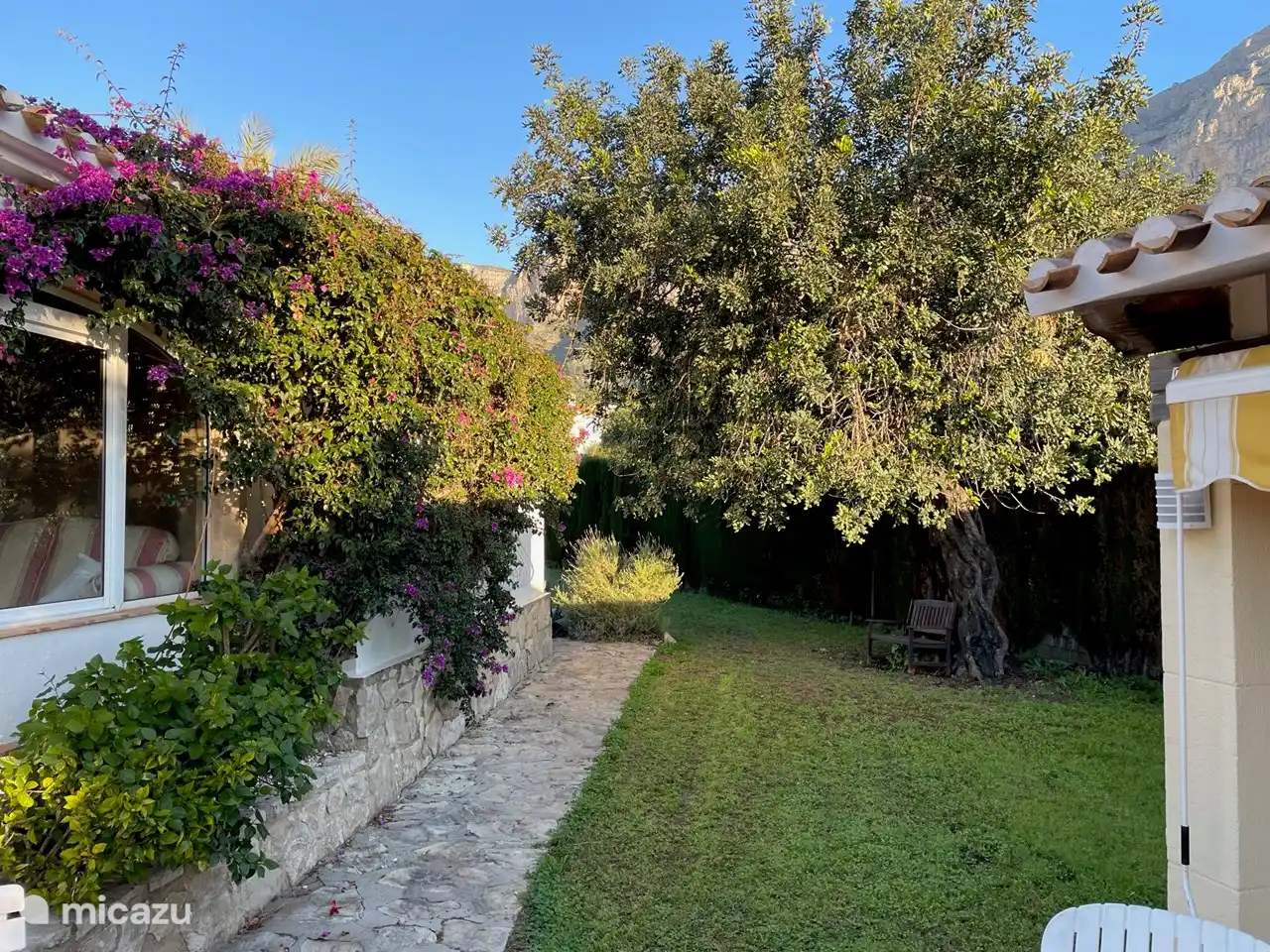 Pfad entlang der Villa zur Rückseite der Villa