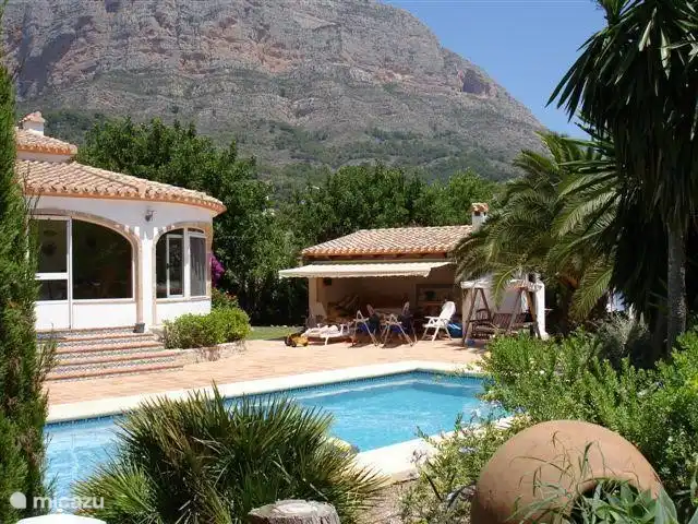 Das Gesicht der Villa mit einem schönen Pool und komplette Outdoor-Küche. Sie sehen eine Menge von naya.Op der Hintergrund ist der Berg Montgo sichtbar.