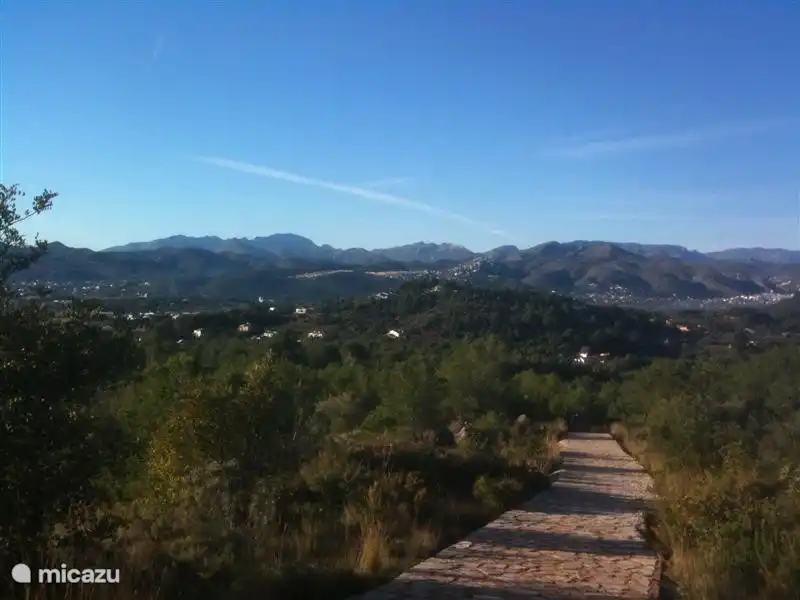 Es gibt schöne Wanderwege um und auf den Berg Montgo.