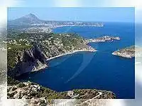 Gesamtansicht von der schönen Küste mit verschiedenen Stränden. Die Berge in der Ferne ist die Montgo.