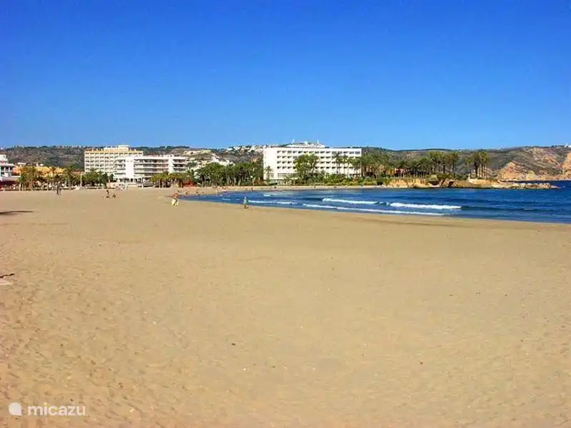 Javea hat einen schönen schalenförmigen Sandstrand "Arenal" mit sehr angenehmen Boulevard. Viele Geschäfte, Restaurants und Bars, in denen sie eine gute Menge zu bilden. Nur 10 Minuten von unserem Haus entfernt. Außerdem verbringen viele Spanier hier ihren Urlaub mit der ganzen Familie.