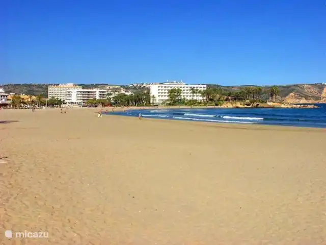Villa Guillermo | Espagne, Costa Blanca, Jávea - villa Javea possède une belle plage de sable en forme de bol El Arenal avec un boulevard très agréable. De nombreux commerces, restaurants et bars y assurent une agréable animation. À seulement 10 minutes en voiture de notre maison.
De nombreux Espagnols passent également leurs vacances ici avec toute la famille.