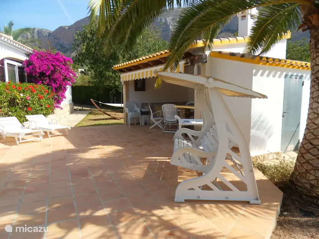 Mehr Eindrücke von der Terrasse rund um die Villa.