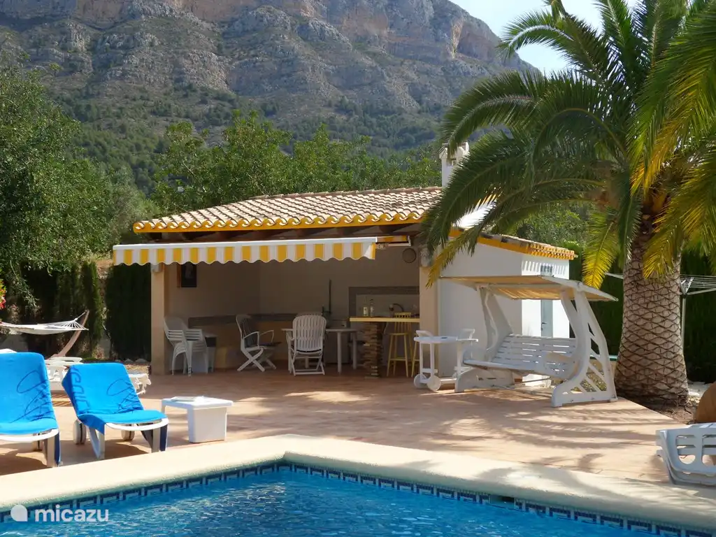 Mehr Eindrücke von der Terrasse rund um die Villa.