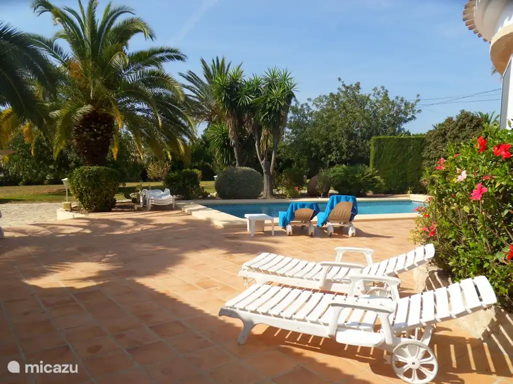 Mehr Eindrücke von der Terrasse rund um die Villa.