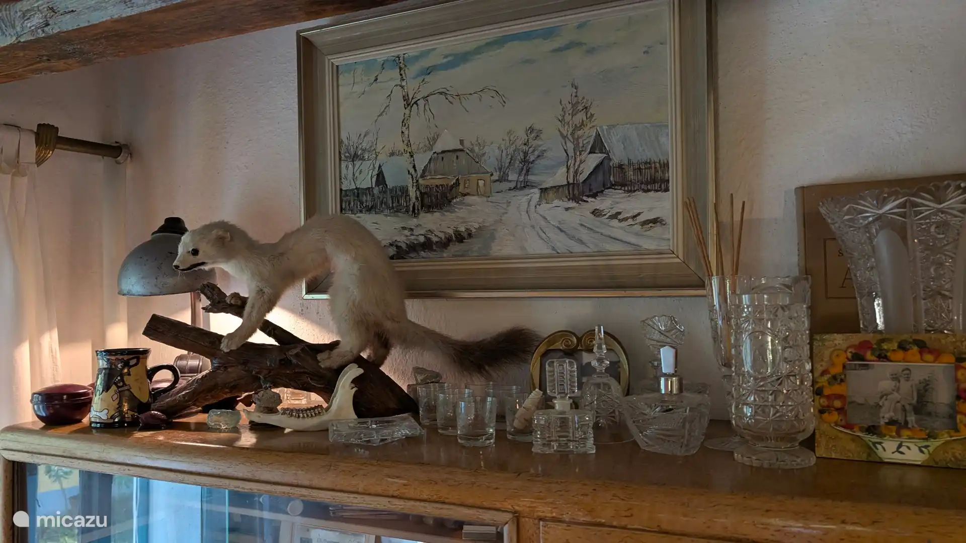 Een van de vele olieschilderijen van de plaatselijke kunstenaar in de jaren 20 van de vorige eeuw in de werkkamer/ kantoor