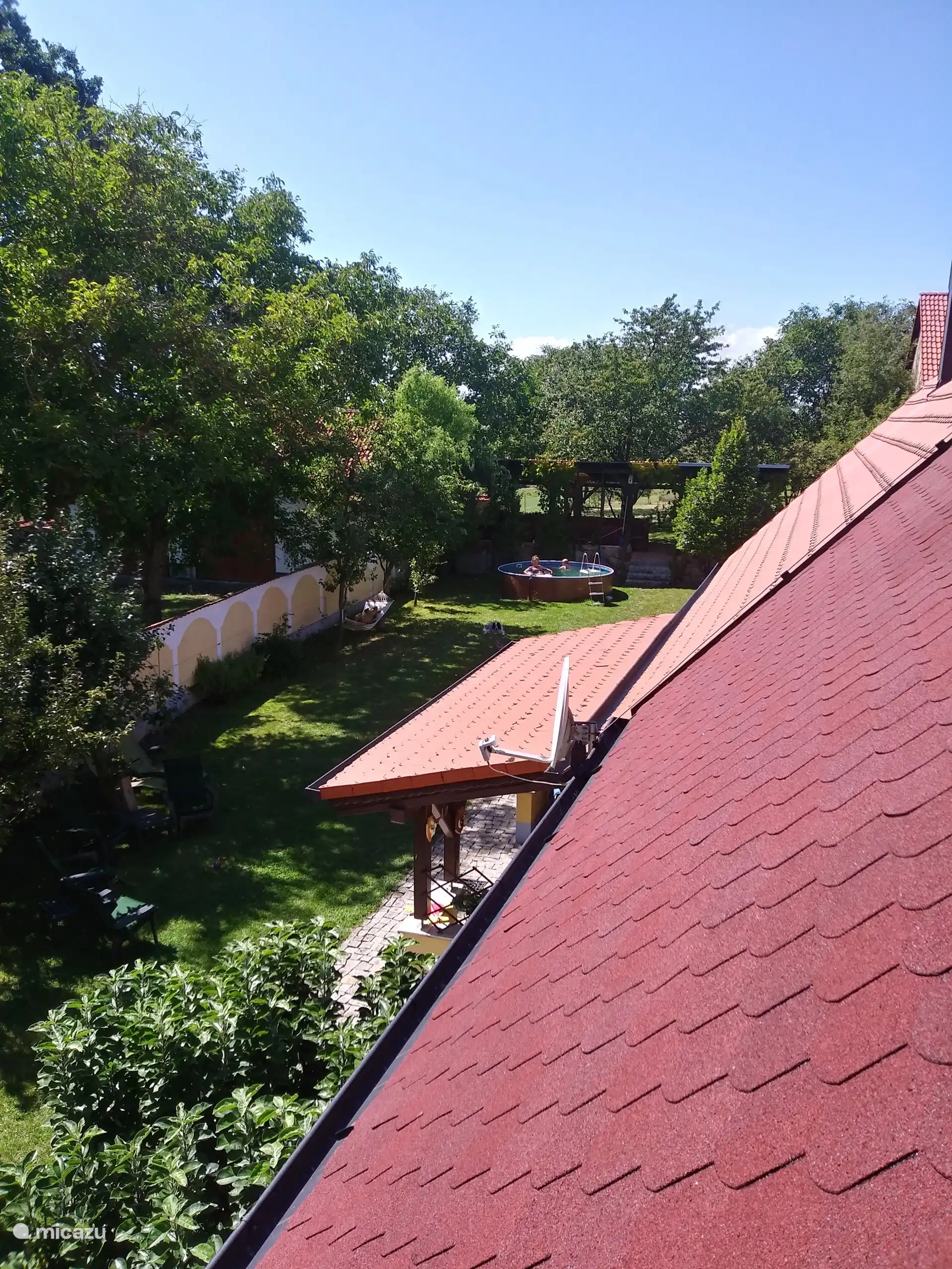 Vista desde el desván hacia el jardín del patio.