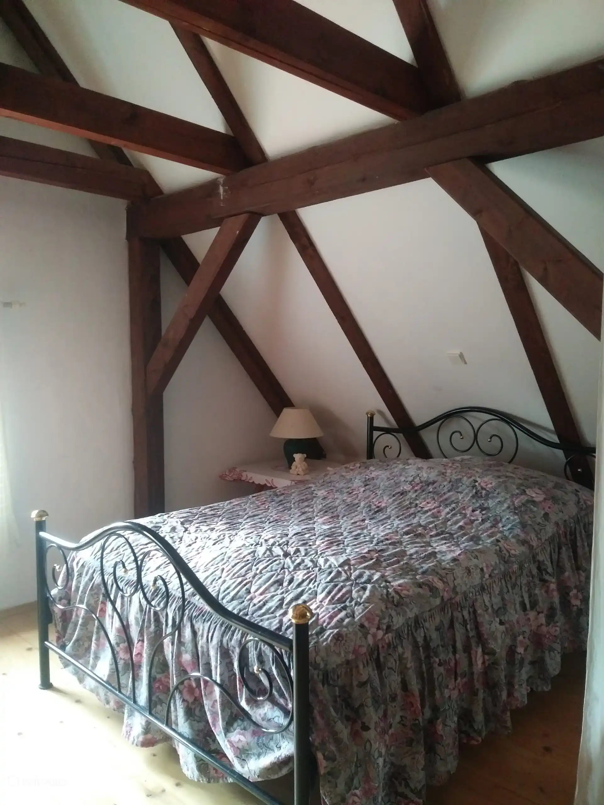 Una de las camas matrimoniales en el gran altillo para dormir.