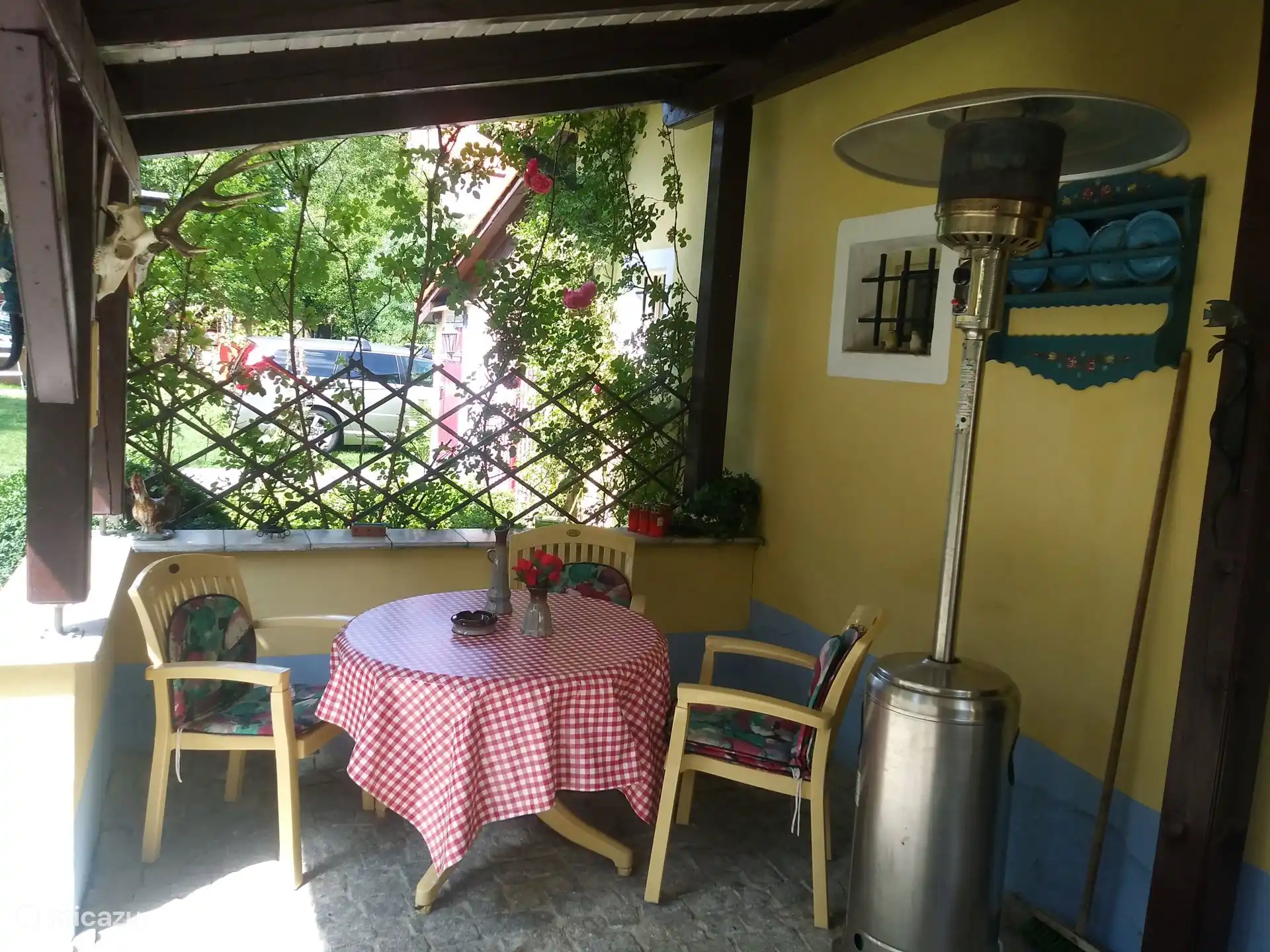 También hay un calefactor de patio en la veranda.