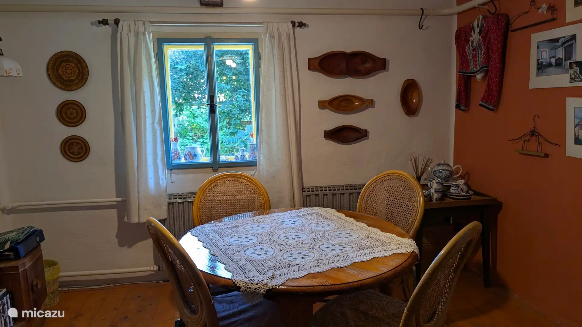 De zitkamer met uitzicht op de binnentuin.